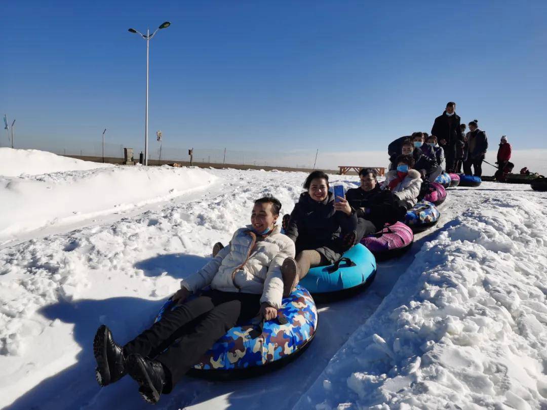 听说泽普县金湖杨国际滑雪场召开了冰雪运动会,土生土长的吾米提江