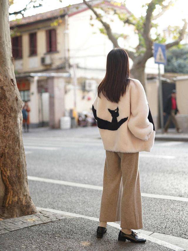 设计 小姐姐“毛绒绒”外套好温馨，外套保暖还时髦，2021的流行款?