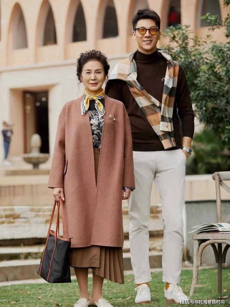 大衣 再晚都不算晚,60岁的女人也可以穿得很美,看这位奶奶就知道