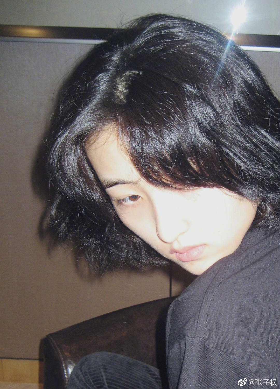 张子枫晒新发型卷毛妹妹真的太有感觉了