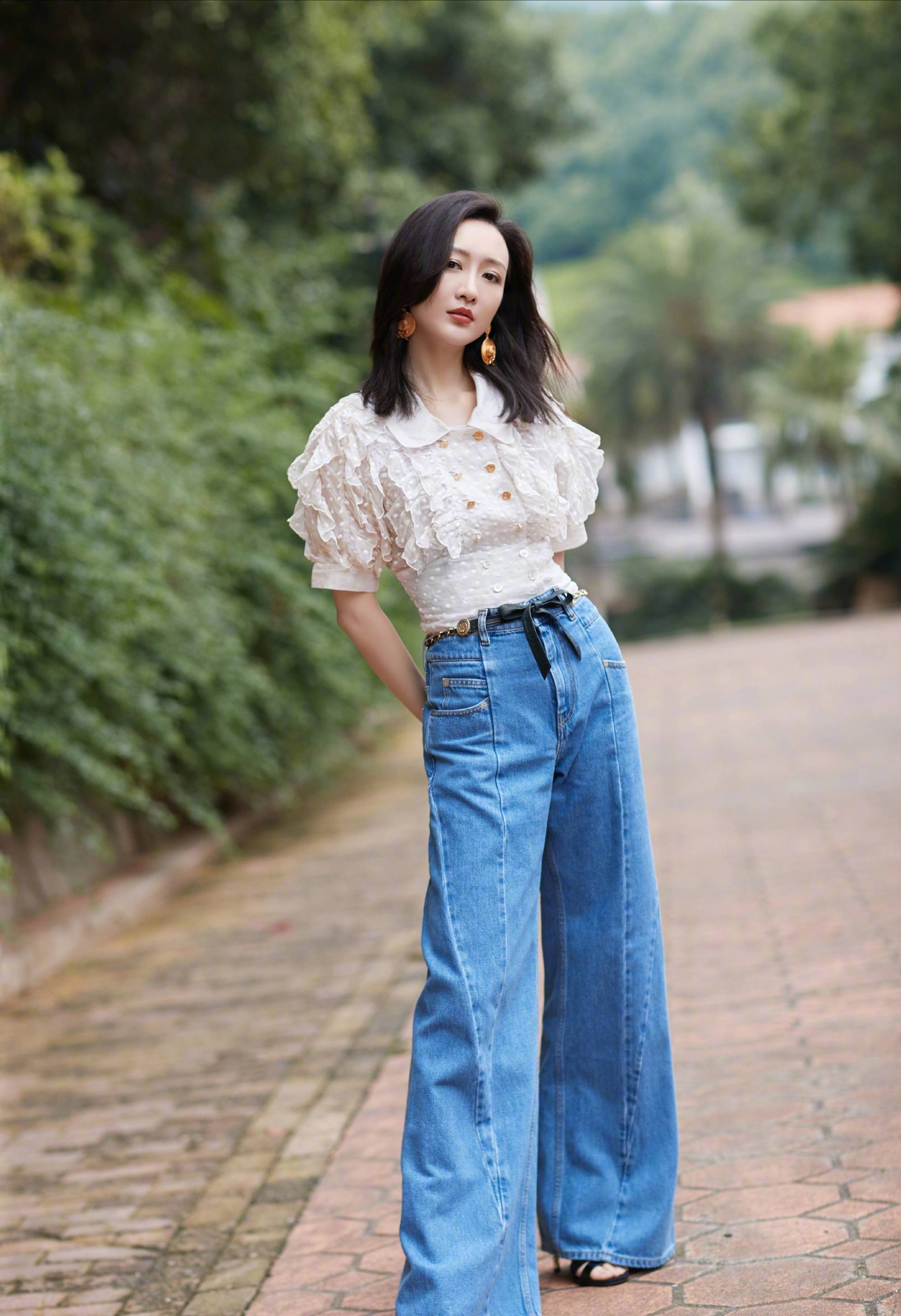 王鸥本身的身材比例就不错,这次上身这件短款上衣更是突出了她的黄金