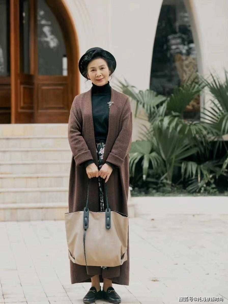 大衣 再晚都不算晚,60岁的女人也可以穿得很美,看这位奶奶就知道