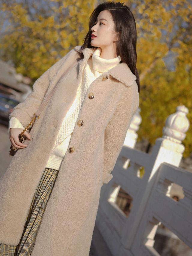 设计 小姐姐“毛绒绒”外套好温馨，外套保暖还时髦，2021的流行款?