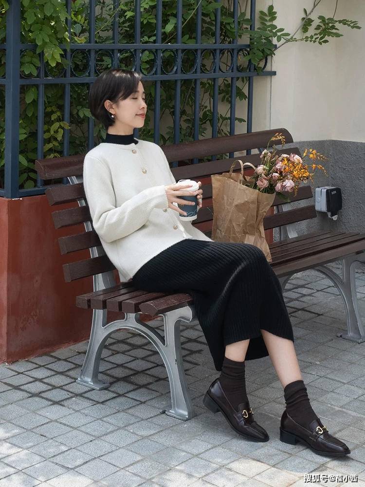 黑色 穿来穿去还是小黑裙最好看，特别是这3条中长款，简约百搭有气质