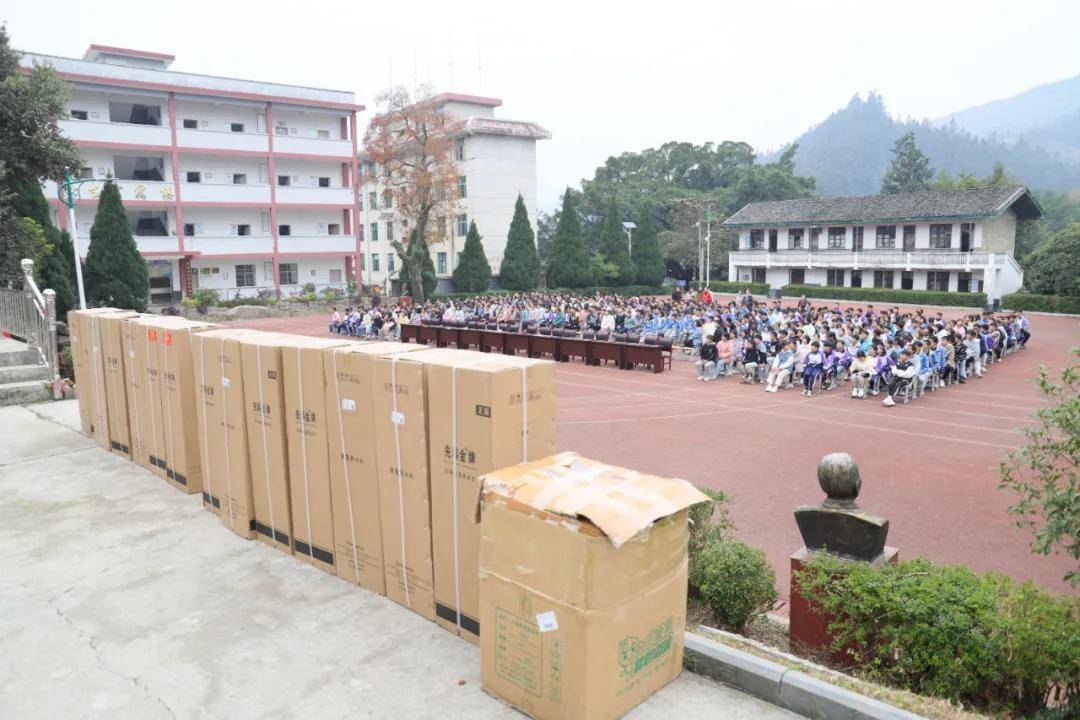 杨再良爱心团队携手本地众爱心歌手赴黎平县双江镇初级中学开展爱心