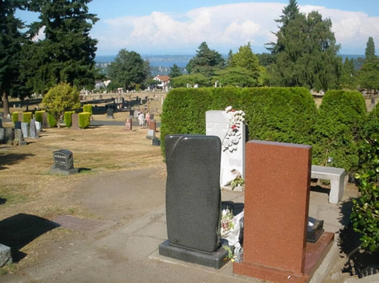 梦起之|李小龙辞世后葬于西雅图，二十年后儿子陪伴在侧，碑文令人深思