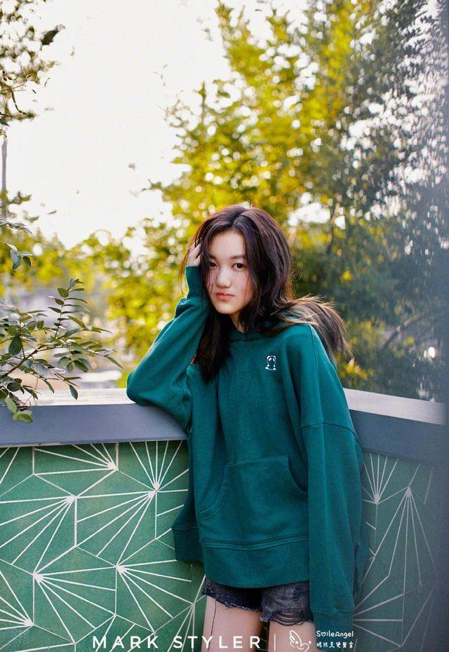 时尚 14岁李嫣不得了，初秋随便穿都很有“明星范”，不愧是王菲女儿