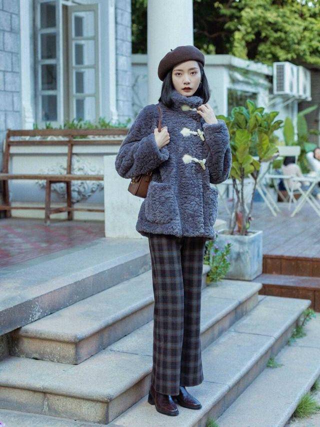 设计 小姐姐“毛绒绒”外套好温馨，外套保暖还时髦，2021的流行款?