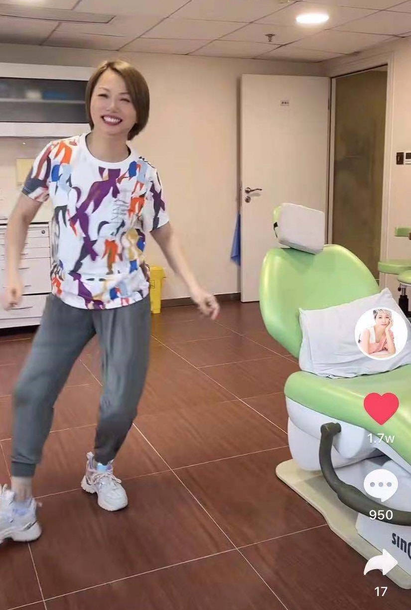 显得刘玉翠老得不真实，腿P的又长又细，镜子里却是五五身材粗短腿！