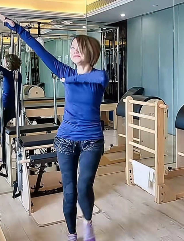 显得刘玉翠老得不真实，腿P的又长又细，镜子里却是五五身材粗短腿！