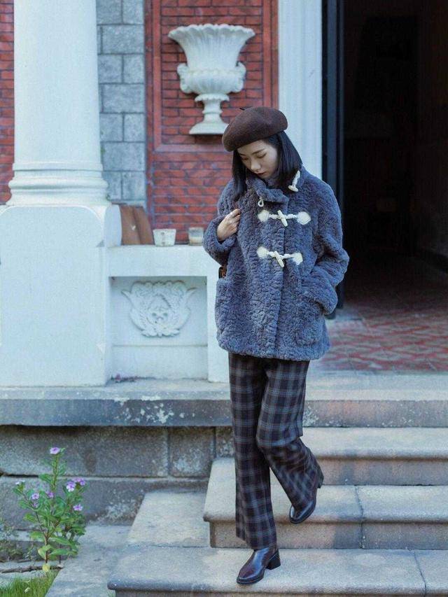 设计 小姐姐“毛绒绒”外套好温馨，外套保暖还时髦，2021的流行款?