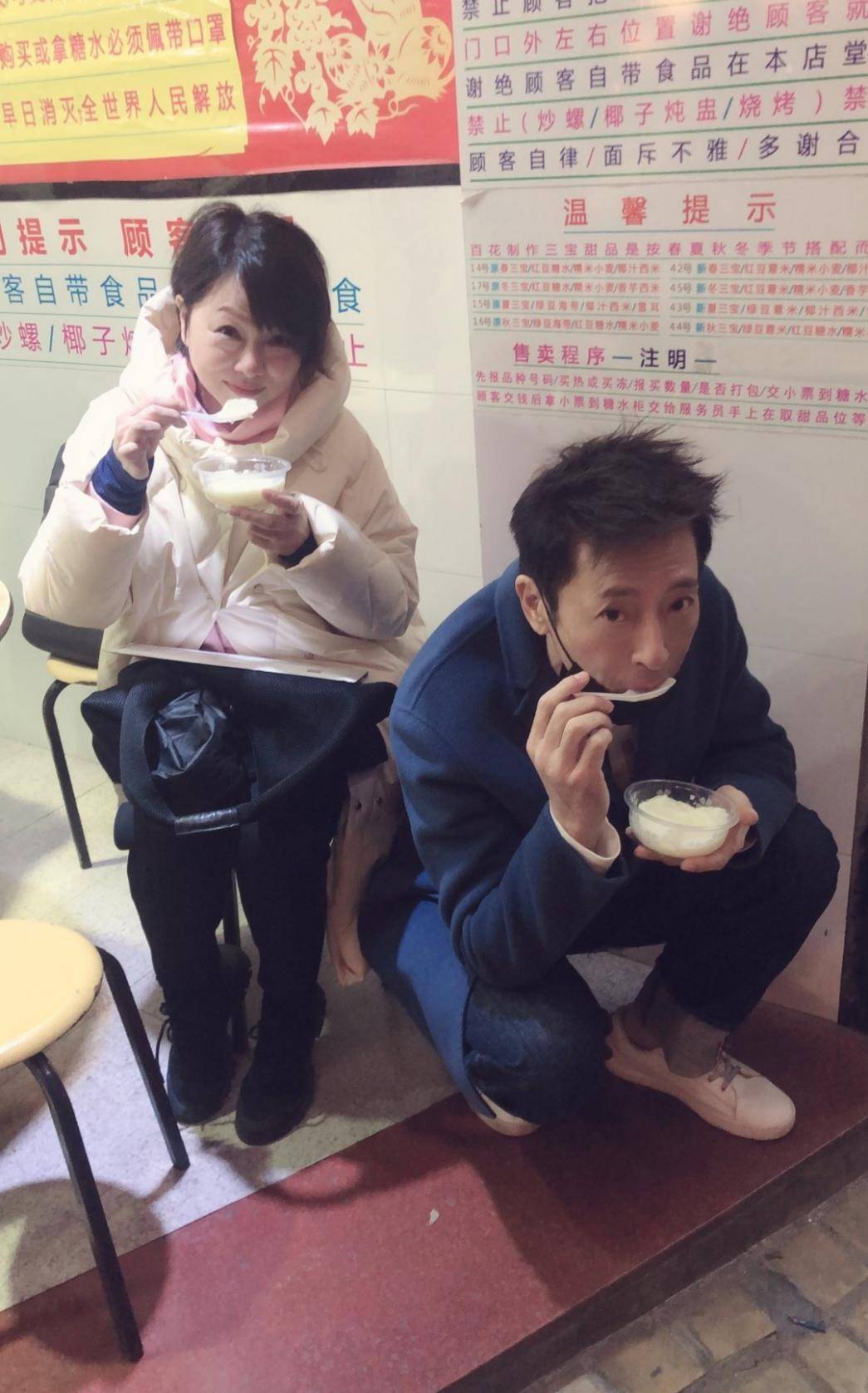 显得刘玉翠老得不真实，腿P的又长又细，镜子里却是五五身材粗短腿！