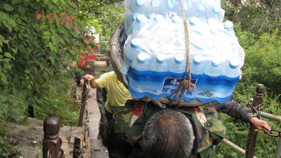 山上一瓶水卖10元游客嫌贵，看完运水过程，游客：再贵也值得