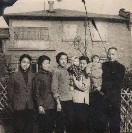 右一张安中,右二张昌绍张安中是我国著名药理学家,药理学一级教授