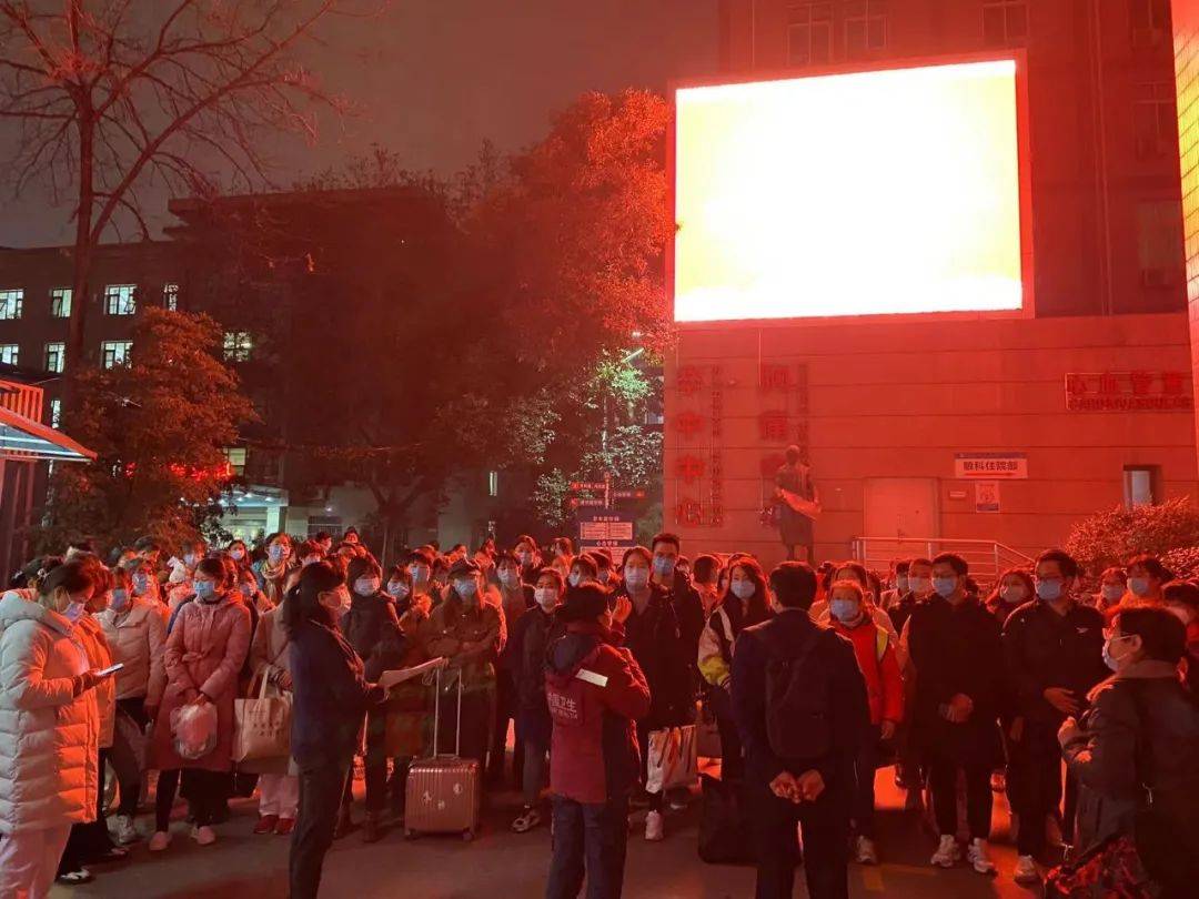 新区|西安市第一医院百人核酸采集队奔赴曲江新区开展紧急核酸采集工作