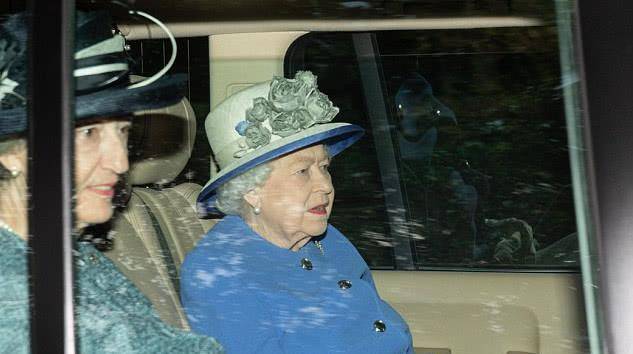英女王前往巴尔莫勒庄园度过暑假，身穿蓝色套装心情大好！