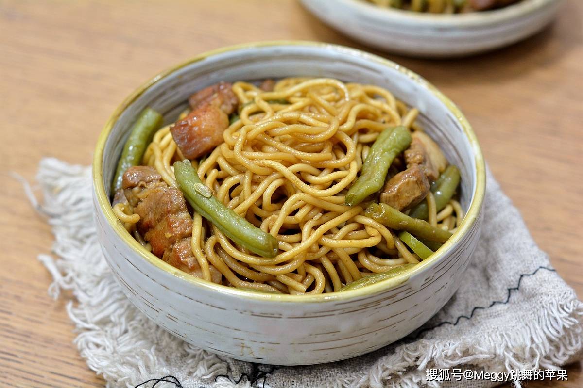 美食|冬天最爱的五花肉豆角焖面，饭菜一锅出，全家吃饱吃好真带劲