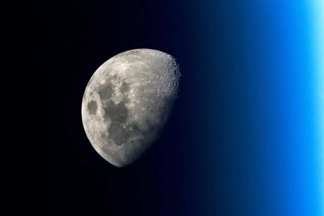 镜子|为了测量月球与地面站的距离，他们在月球上放了一面“镜子”