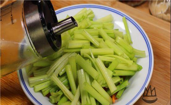 进行|芹菜好吃有诀窍，最忌焯水和直接炒，教你这样做，脆嫩入味不塞牙