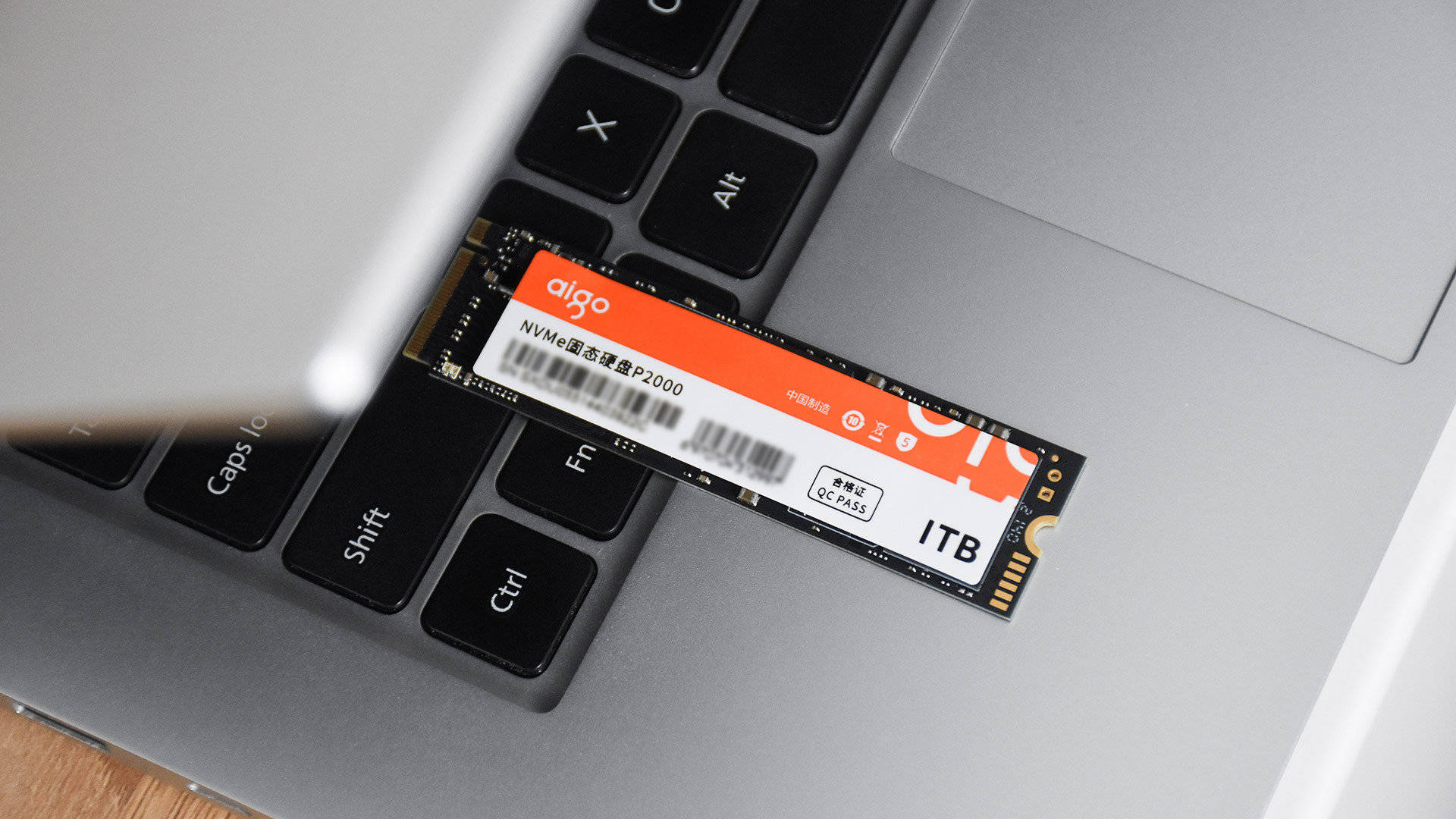 太适合老电脑升级！PCle 3.0高速读写，aigo P2000固态硬盘实测