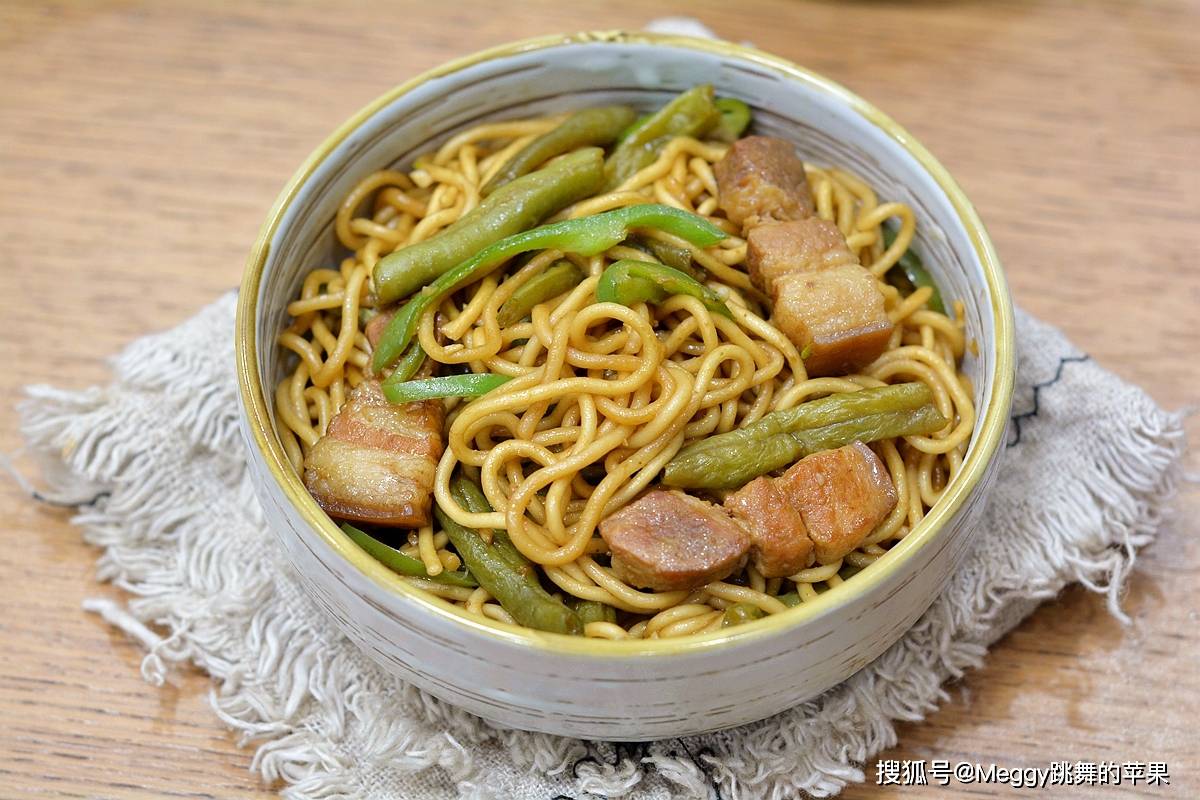 美食|冬天最爱的五花肉豆角焖面，饭菜一锅出，全家吃饱吃好真带劲