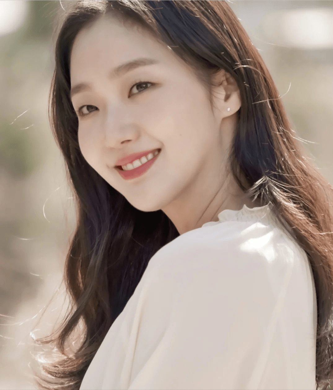 比如韩国著名影星金高银,就是一个很有代表性的单眼皮女生,颜值不算高