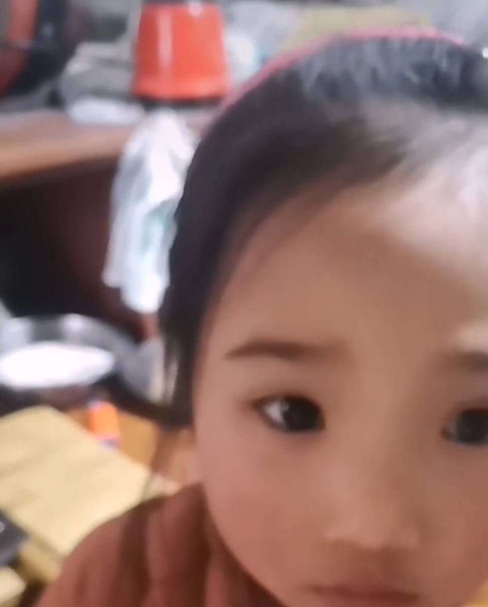 家长|四川：单亲爸爸辛苦做早餐，女儿却转身就扔，随后对话让人泪目