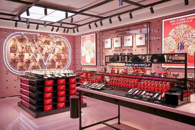 华伦天奴华伦天奴美妆南京首家线下精品店登陆德基广场