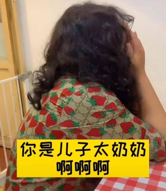 发型35岁女子看起来像50岁，为显年轻去烫发，丈夫：你像儿子的太奶奶