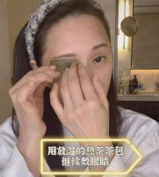 才会53岁知名女星大方承认整容，穿浴袍素颜出镜，称又不是见不了人