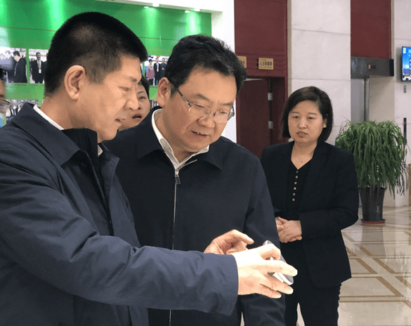 调研中,玉锋实业集团董事长王玉锋对万行长一行的到访表示欢迎,对该行