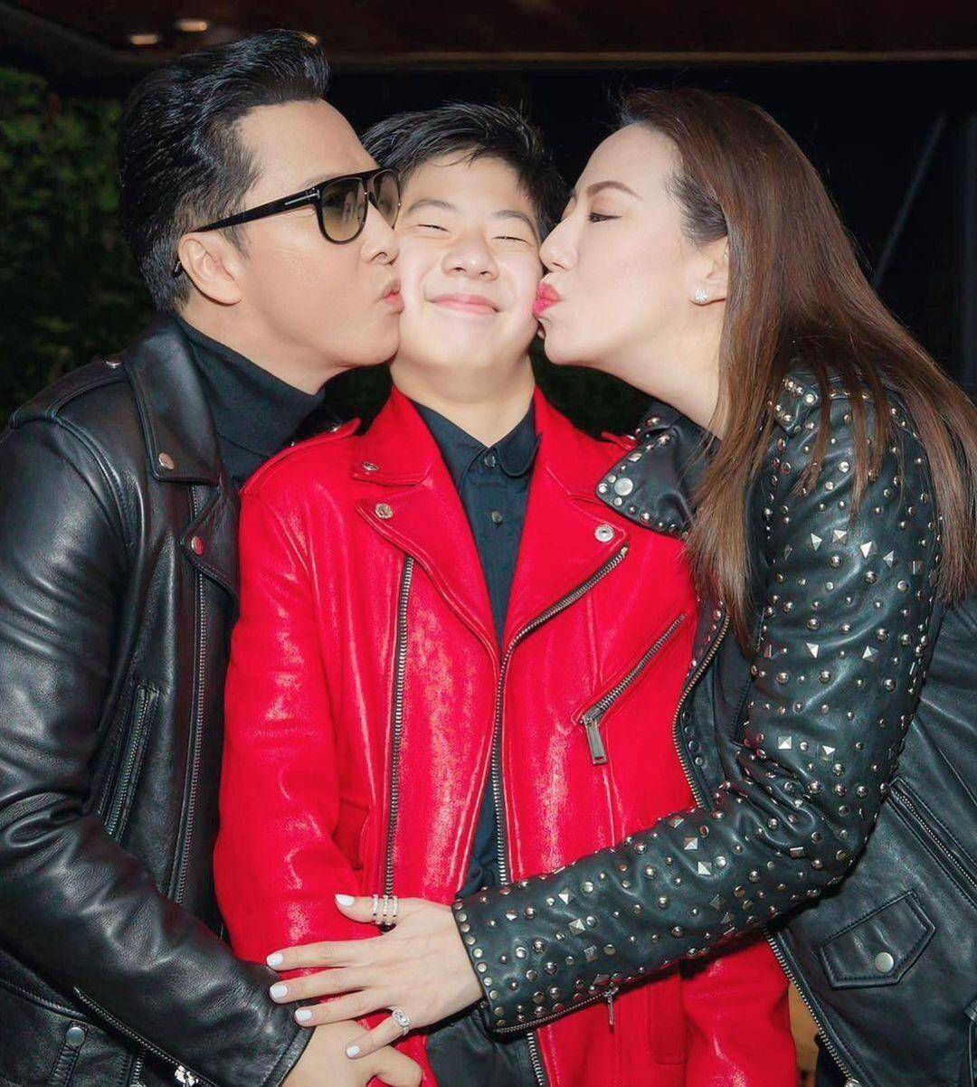 生,赞14岁儿子很英俊,祖孙三代同穿皮衣酷劲十足_甄济_甄文焯_梁静慈
