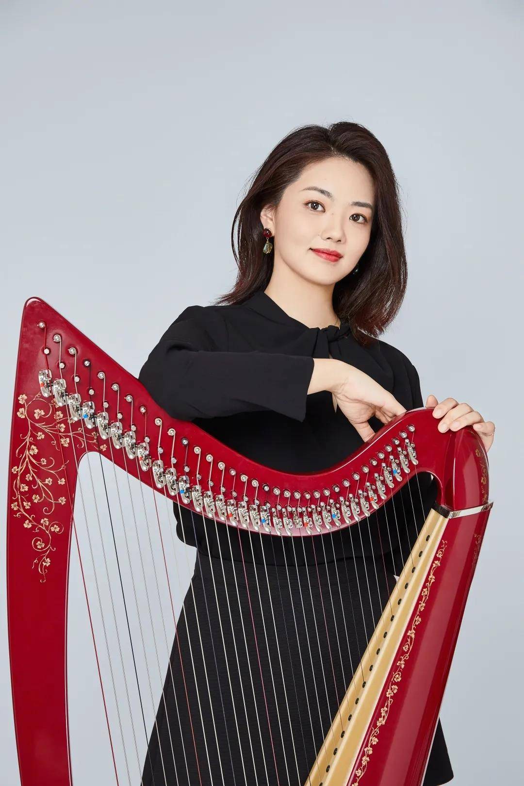 本科毕业于中央音乐学院,师从著名竖琴演奏家王冠教授.