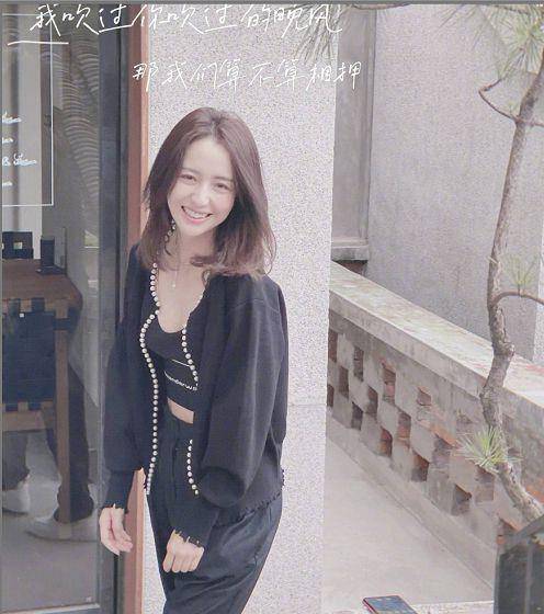 前夫 佟丽娅和前夫现身游乐场，为儿子拍照很幸福，穿得嫩的像小姑娘