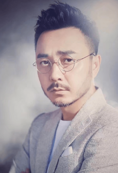 47岁汪涵吆喝卖布头发花白皱纹明显网友头发薅了就是徐峥