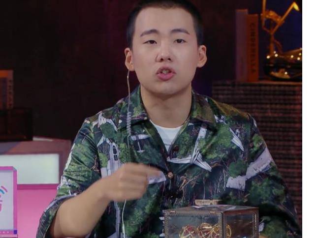 原因有三个,第一个是洪成成通过马子佳在第三期中"绿色上衣白色裤子""