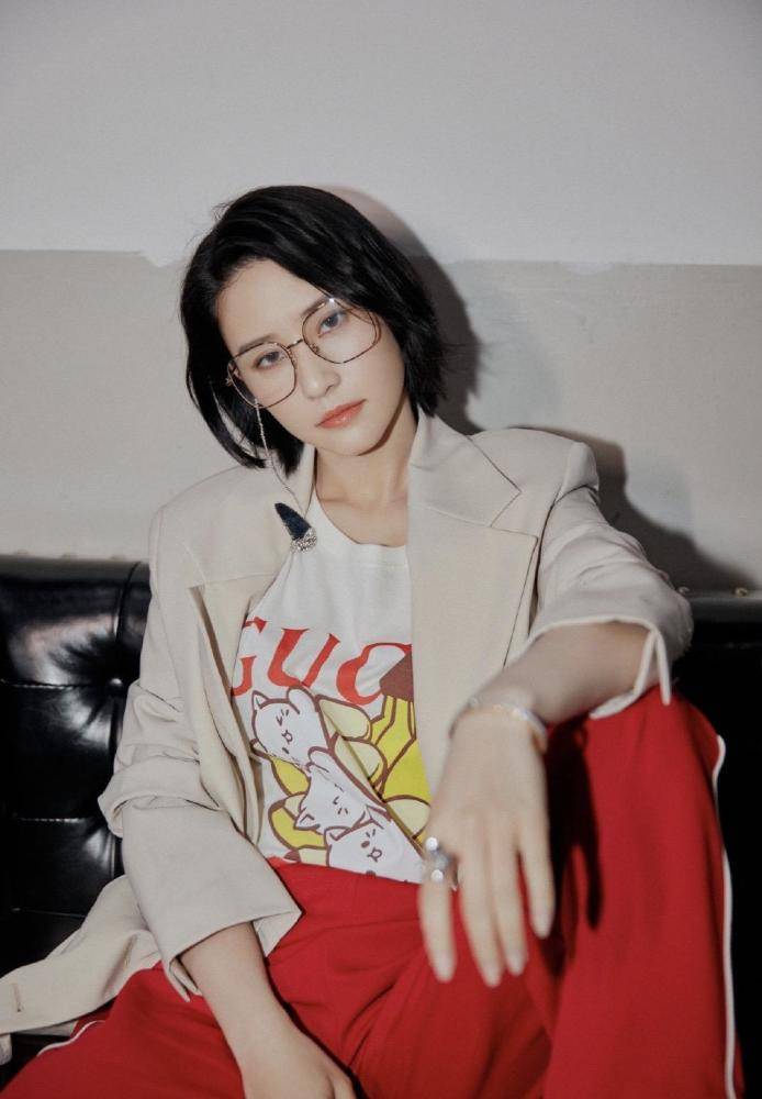 何超莲秋日西装混搭米色西装配大红色裤子气场1米8