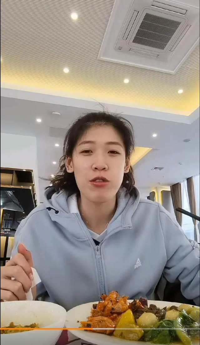 真香李盈莹晒午饭吃播葱油拌面大虾可乐三下五除二一扫而空