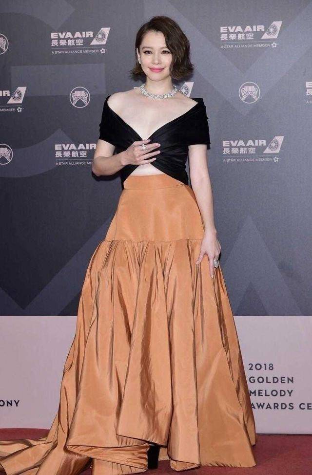 设计 徐若瑄真是性感尤物，穿黑色风衣搭配抹胸裙，昂首“挺胸”太撩人