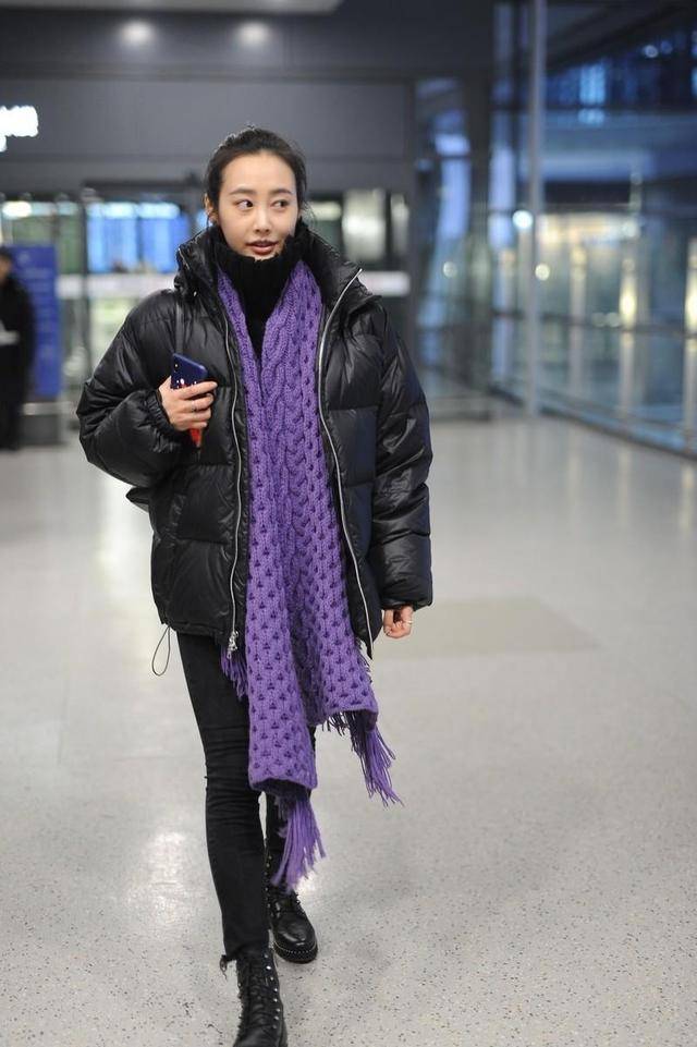 围巾 31岁李纯越活越年轻，穿羽绒服搭配针织衫，扎马尾辫发型年轻10岁