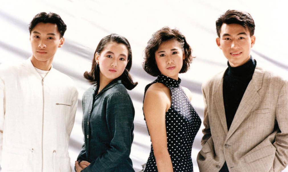 谭耀文晒全家福,妻子气质好子女颜值高,一家四口紧紧相拥太温馨_表演