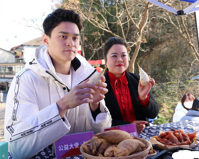 红薯|孙杨禁赛去卖红薯！被禁赛也不退役，去农村卖农产品，玩得很开心