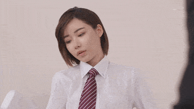 搞笑gif段子:还不追上去,我估计你单身肯定是有原因的!