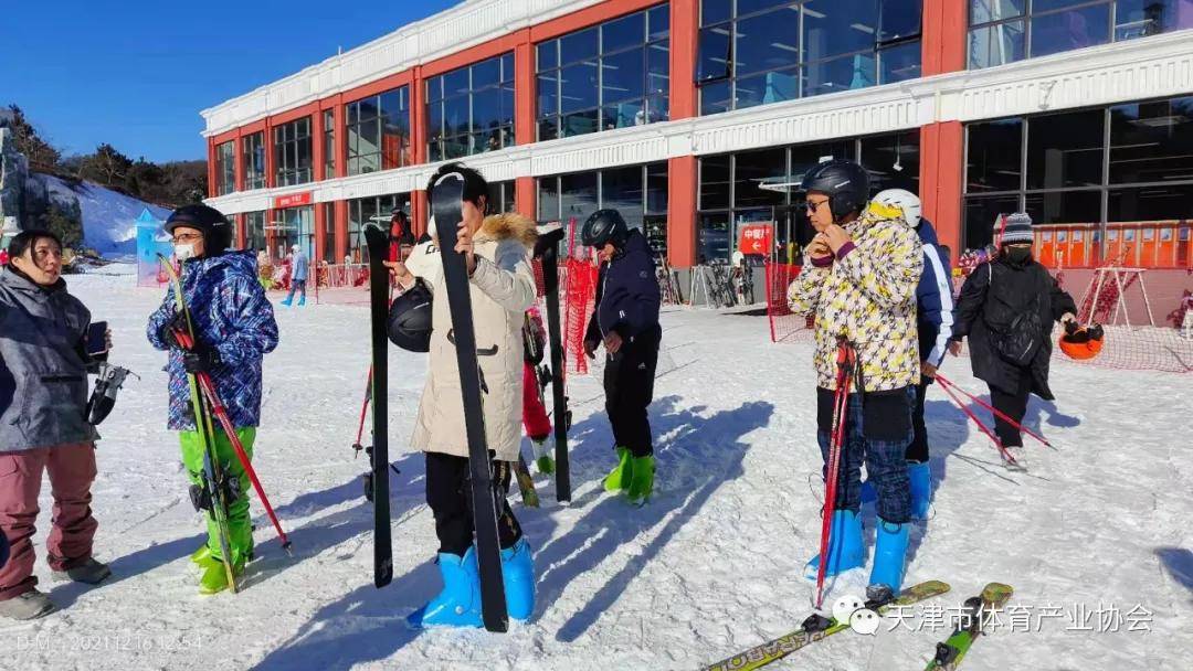 全民健身迎冬奧協會開展滑雪體驗活動