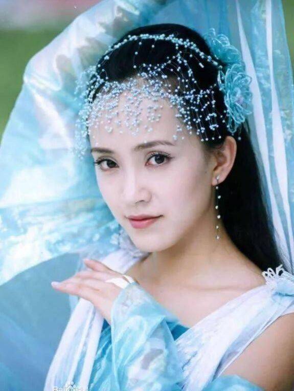 张静初|当年剧组没钱打首饰，女演员头戴“满天星”，却像极了森林小精灵