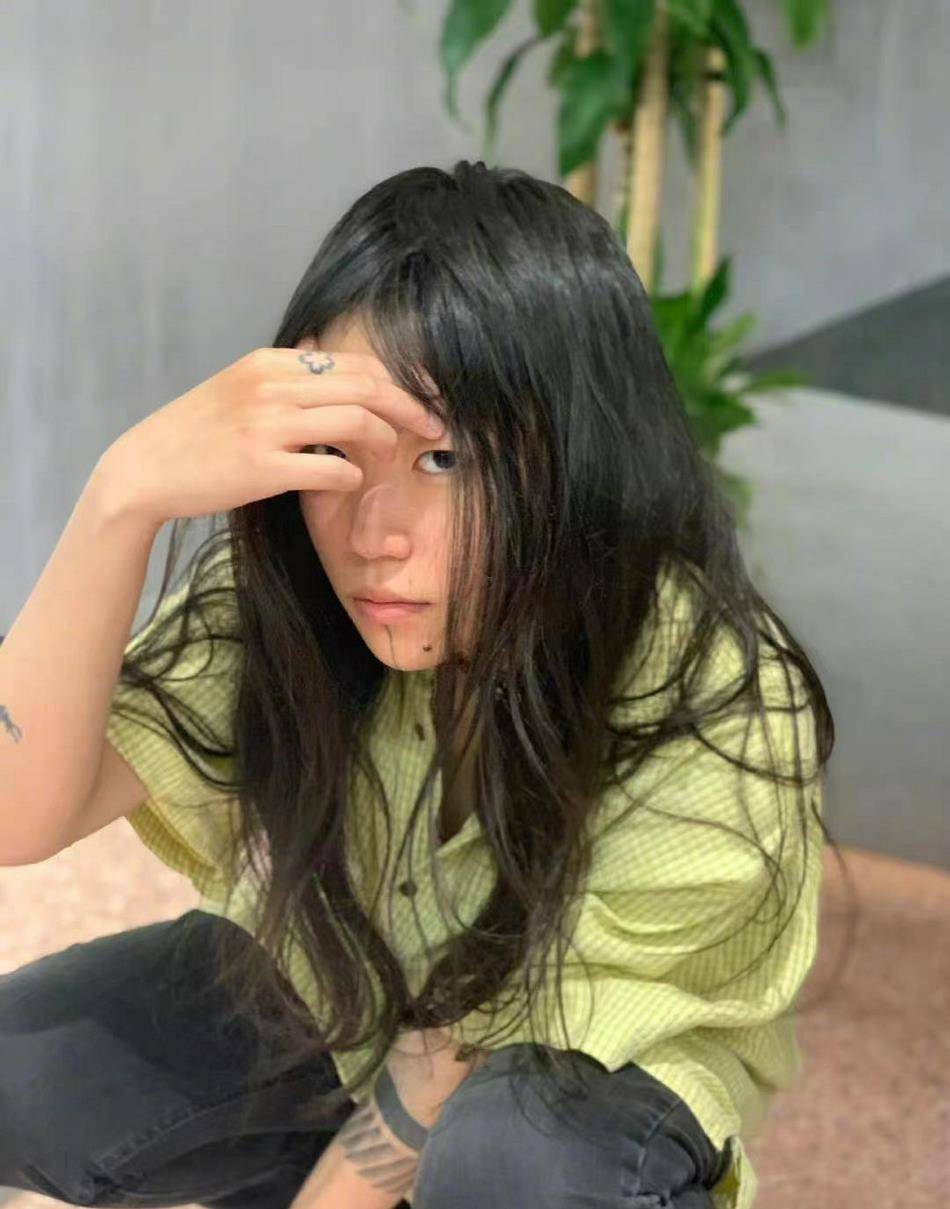 长发窦靖童大胆尝试披肩长发，还有红配绿穿搭，网友：还是假小子一个