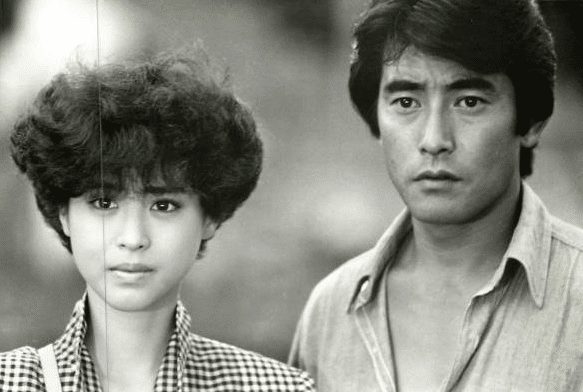 当年,松田圣子还被指责,暗地里与近藤真彦有染,导致中森明菜试图自杀