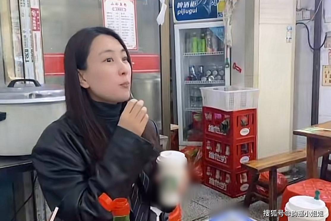 马苏|40岁马苏素颜现身路边摊,大口吃8块钱鱼粉,不戴口罩被路人无视