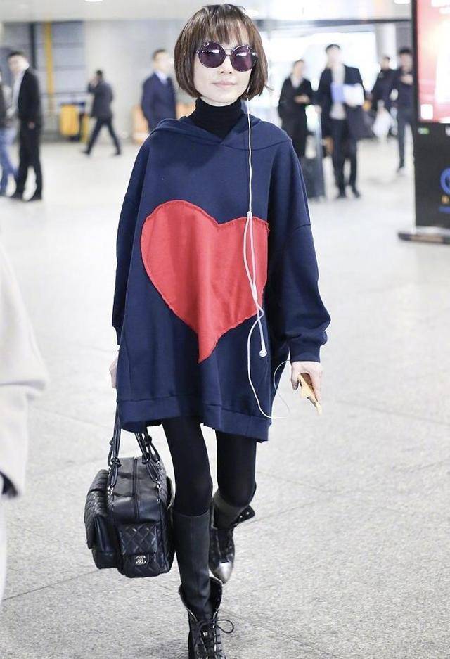 下半身 鲁豫真的太会穿！黑色大衣搭配牛仔裤时髦精致，可惜瘦得厉害