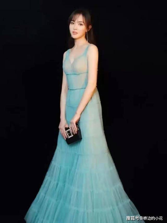 浅绿色 唐嫣身材真好，“放开穿”秀出丰满的曲线，一袭薄纱裙也太迷人了